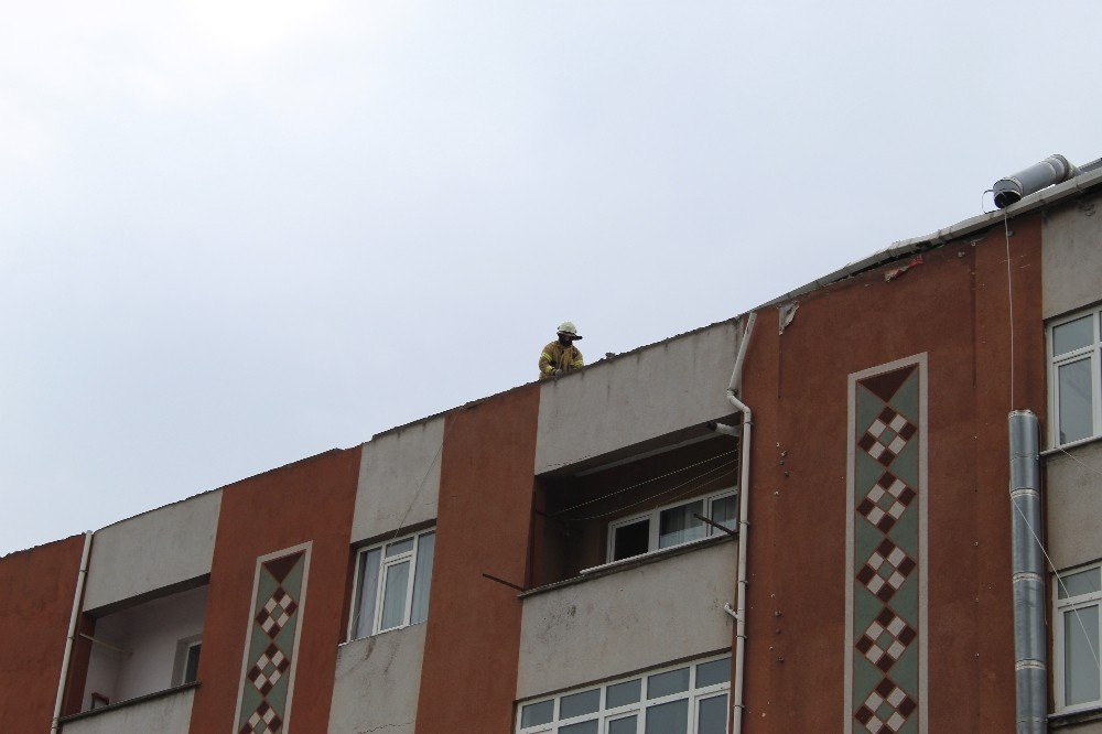 Şiddetli rüzgar nedeniyle 4 katlı binanın çatısı uçtu 