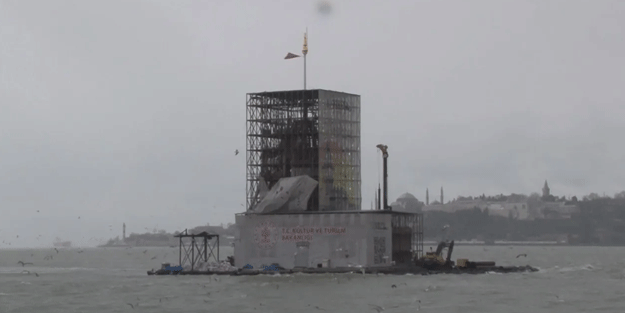 Şiddetli rüzgar sebebiyle brandası düştü! Kız Kulesi'nin iç kısmı gözüktü