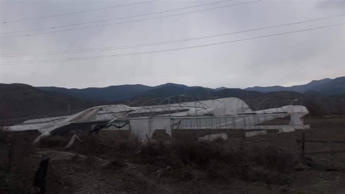 Şiddetli rüzgar sera ve çatılara zarar verdi 