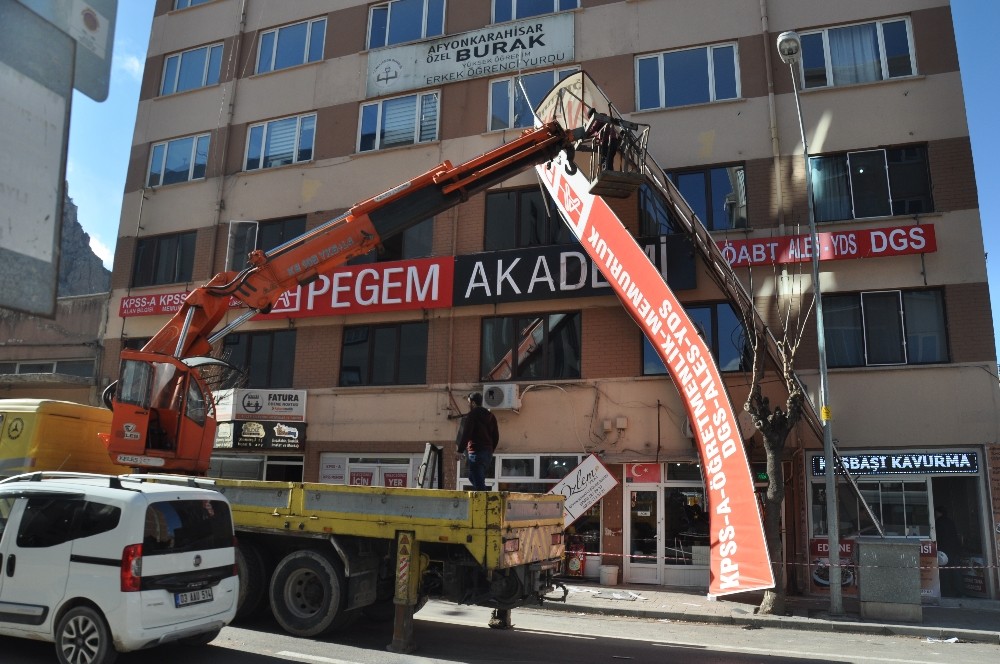Şiddetli rüzgar tabelayı uçurdu 