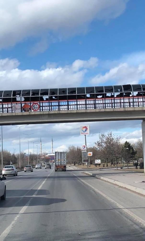 Şiddetli rüzgar üst geçidin çatısını parçaladı 