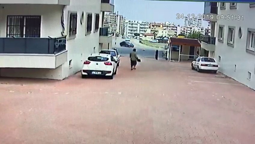Şiddetli rüzgar yaşlı kadını savurup yere düşürdü 