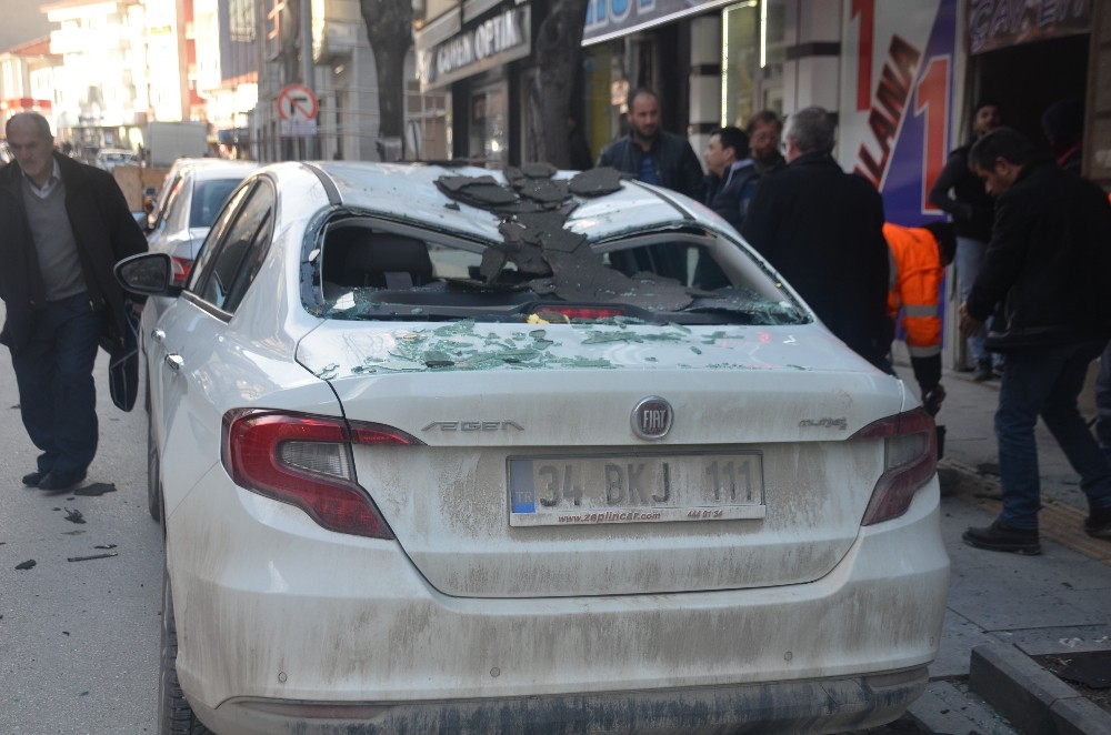 Şiddetli rüzgardan dolayı çatıdan düşen parçalar iki araca zarar verdi 