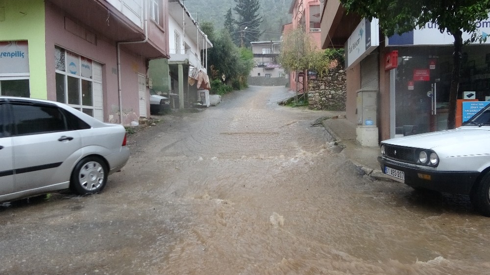 Şiddetli sağanak Kozan’da hayatı felç etti 