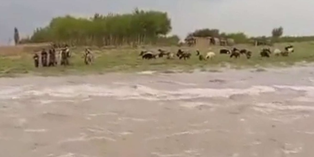 Şiddetli selde 10 polis hayatını kaybetti!