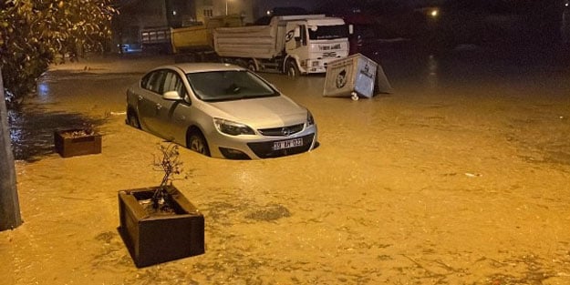 Şiddetli yağış arabaları suya gömdü