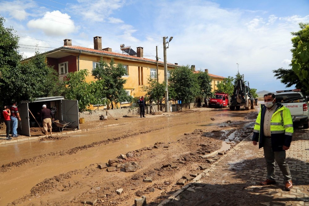 Şiddetli yağış Develi’de sel baskınlarına yol açtı 