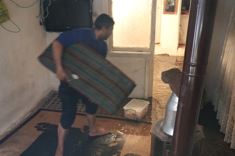 Şiddetli yağış nedeniyle evini su bastı 