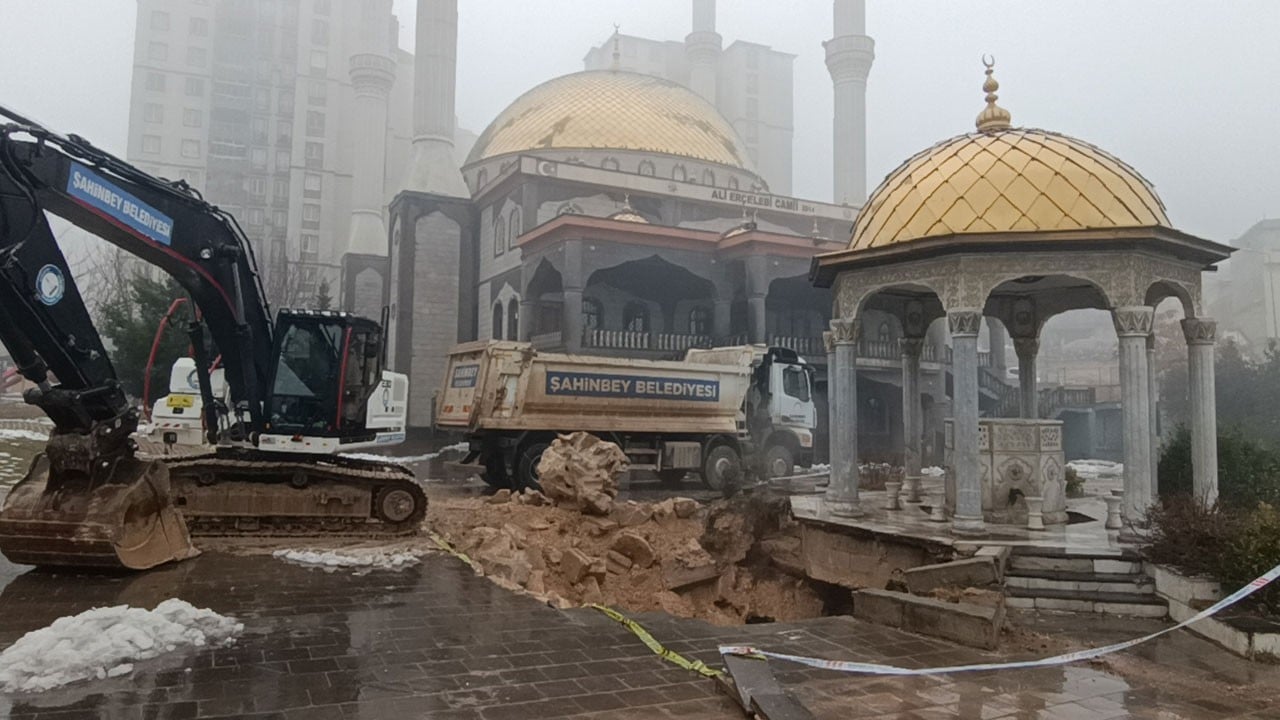 Şiddetli yağış sonrası cami avlusu çöktü