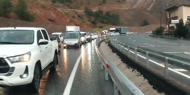 Şiddetli yağış! İki il arası yol kapandı