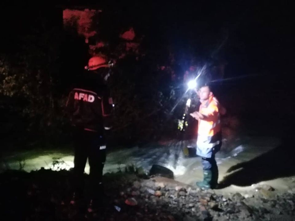 Şiddetli yağış sonrası köprü çöktü, 7 kişilik aile AFAD ekiplerince kurtarıldı 