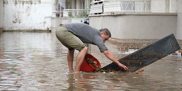 Şiddetli yağış sonrası vatandaşlar evlerde mahsur kaldı
