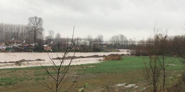Şiddetli yağış, tarım alanlarını sular altında bıraktı