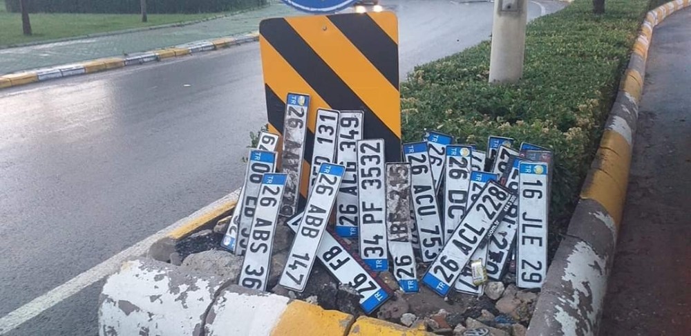 Şiddetli yağış yolları göle çevirince araç plakaları yollara saçıldı 