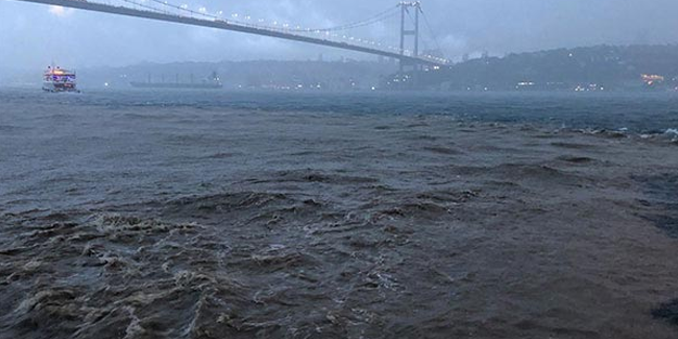 Şiddetli yağışlar İstanbul Boğazı'nı çamura buladı! Mavi sular kahverengiye döndü