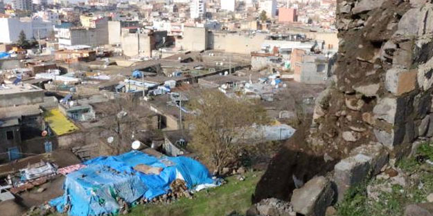 Şiddetli yağışlar nedeniyle tarihi kalenin surları yıkıldı