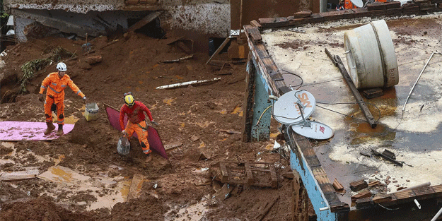 Şiddetli yağışlar sel ve toprak kaymalarına yol açtı! 55 kişi hayatını kaybetti