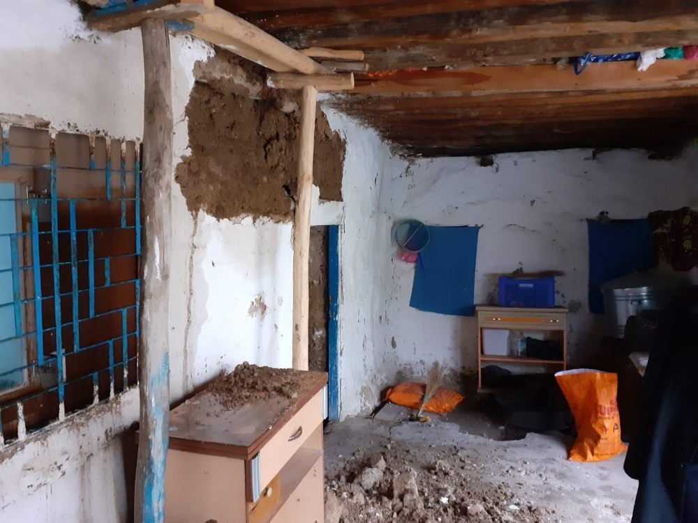 Şiddetli yağışta evin duvarı çöktü 