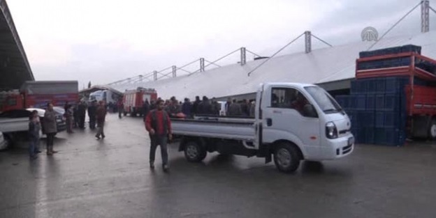 Şiddetli yağmur halin çatısını çökertti