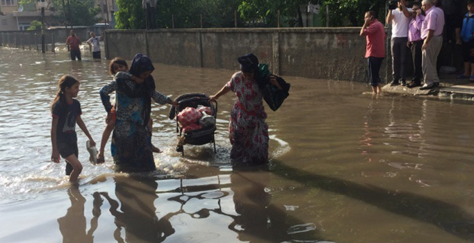 Şiddetli yağmurlar nedeniyle birçok eve su bastı