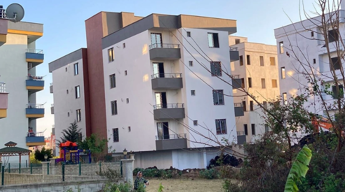 Saatli bomba gibi! Sıfır apartman yan yatmaya başladı