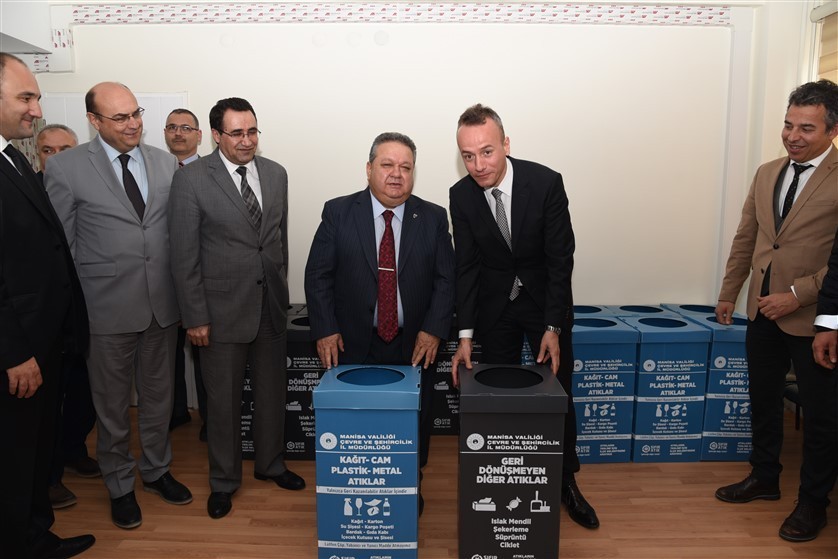 ’Sıfır atık’ projesi kapsamında kurumlara geri dönüşüm kutuları dağıtıldı 