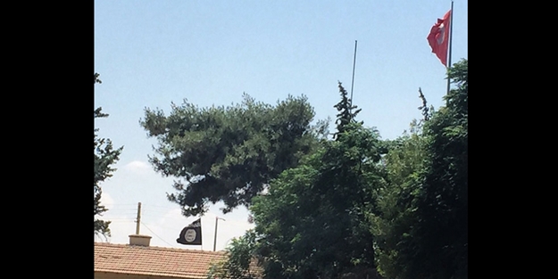 Türk ve IŞİD Bayrakları yan yana