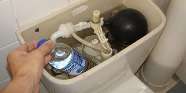 Sifonun içine su dolu pet şişe koyarsanız...