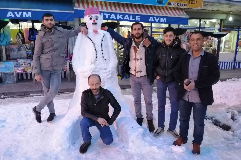 Siftah yapamayan esnaflar kardan adam yaparak zaman geçiriyor 