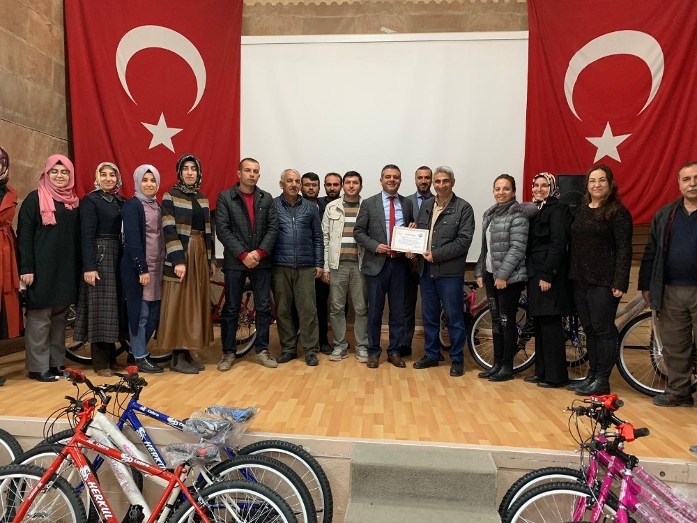 Sigara kullanmayan öğretmenlere bisiklet hediye edildi