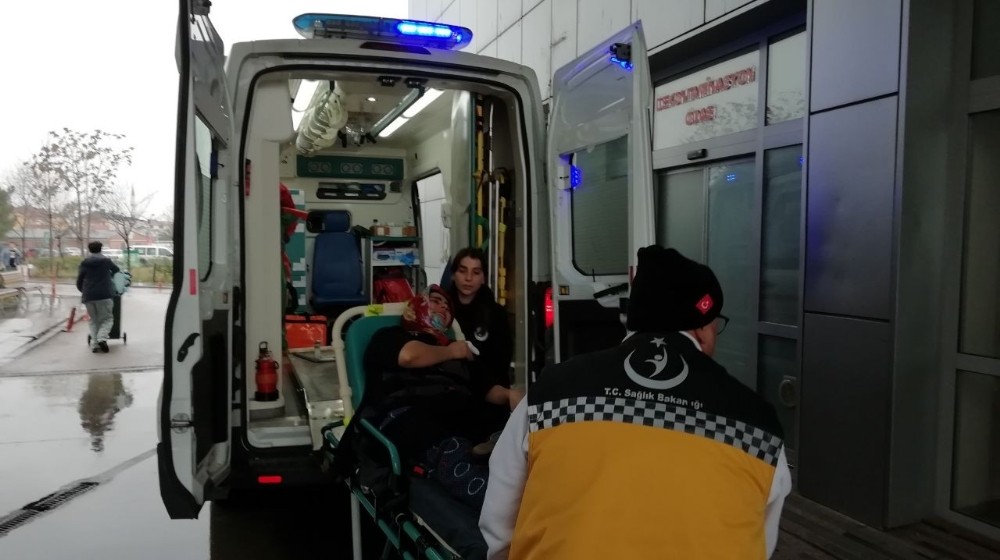 Sigara sarma makinesine elini kaptıran kadını itfaiye kurtardı 