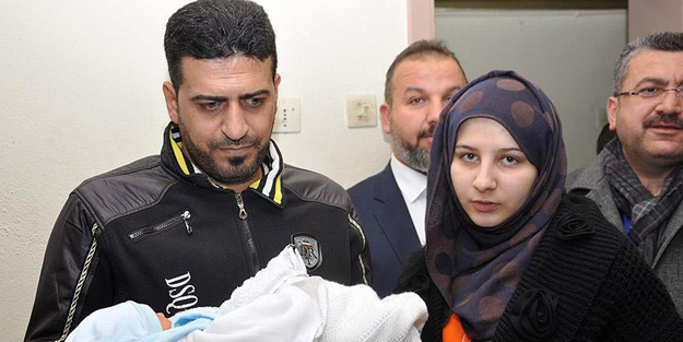 Bebeklerinin ismini 'Emine Sare' koydular