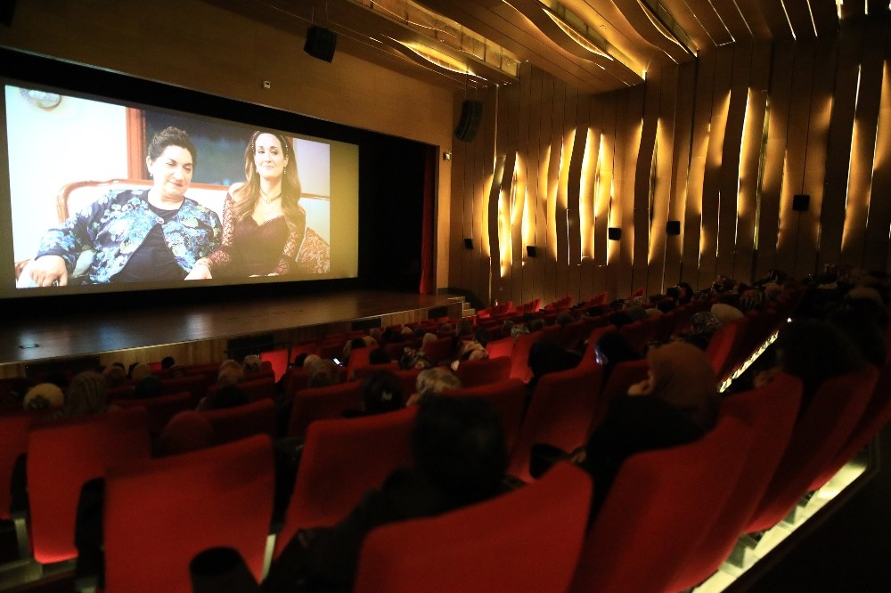 Sığınmacı kadınlar büyükşehir belediyesi sayesinde sinema keyfi yaşadı 