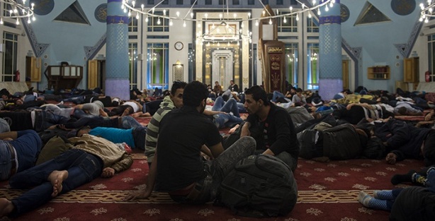 Sığınmacılar Almanya bekleyişine devam ediyor