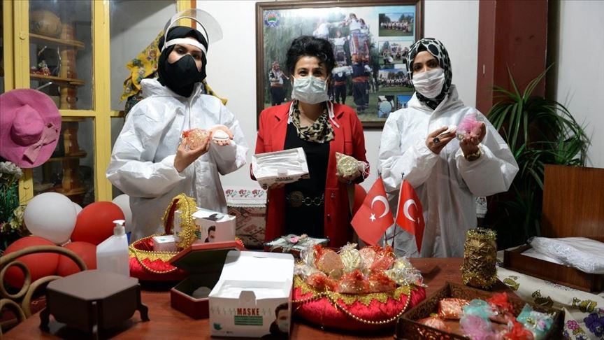 Sığınmacılar Kovid-19 ile mücadele için maske ve sabun üretiyor