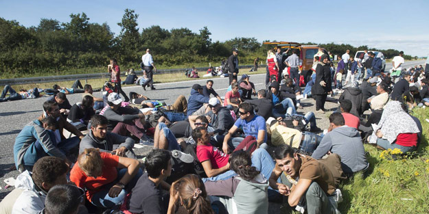 Sığınmacılar otoyolu kapattı