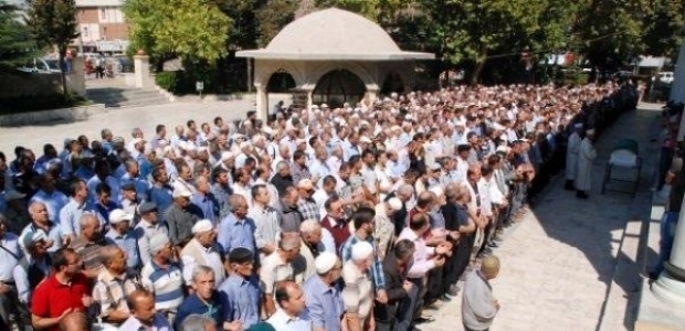 Sığınmacılardan şehitler için gıyabi cenaze namazı