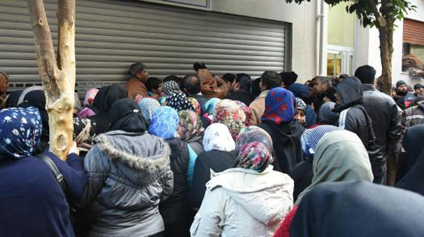 Sığınmacıların dondurucu soğukta yardım kuyruğu