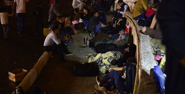 Sığınmacıların otogardaki bekleyişi sürüyor