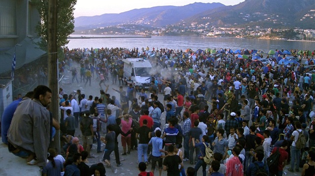Sığınmacılarla polis arasında çatışma çıktı