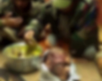 Kesik başın yanında yemek yeme pozu! +18