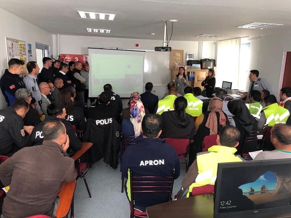 Siirt havaalanı personeline korona virüs anlatıldı 