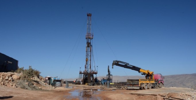 Siirt’in Eruh ilçesinde petrol fışkırıyor