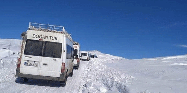 Kar yolları kapadı! 6 minibüs yolda mahsur kaldı