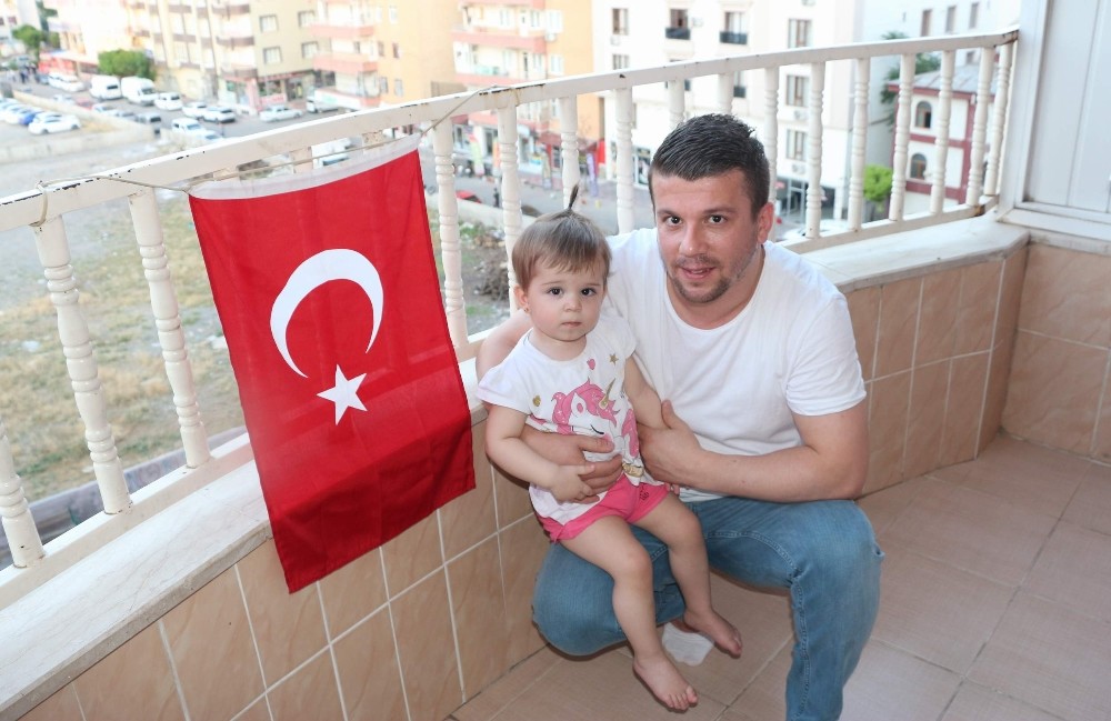 Siirtli baba, kızını bayrak sevgisiyle büyütüyor 