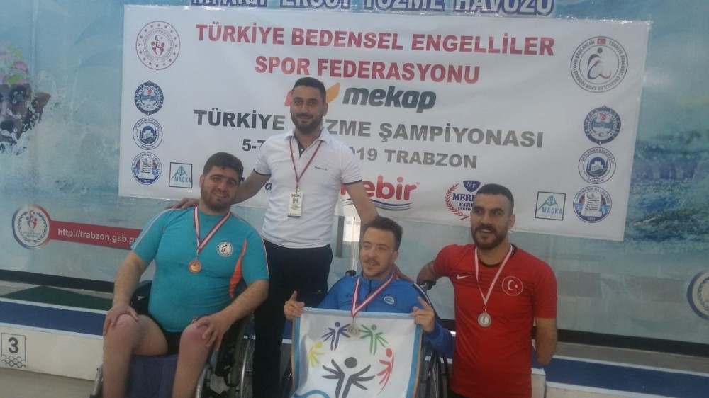 Siirtli engelli yüzücülerden madalya 