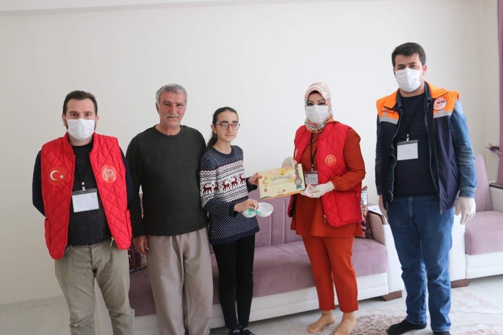 Siirtli öğrenci bilgisayar almak için biriktirdiği harçlıklarını ’Biz Bize Yeteriz’ kampanyasına bağışladı 