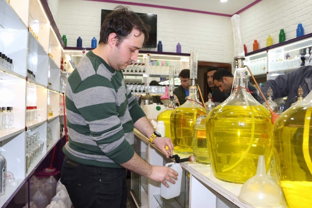 Siirtliler kolonya almak için sıraya girdi 
