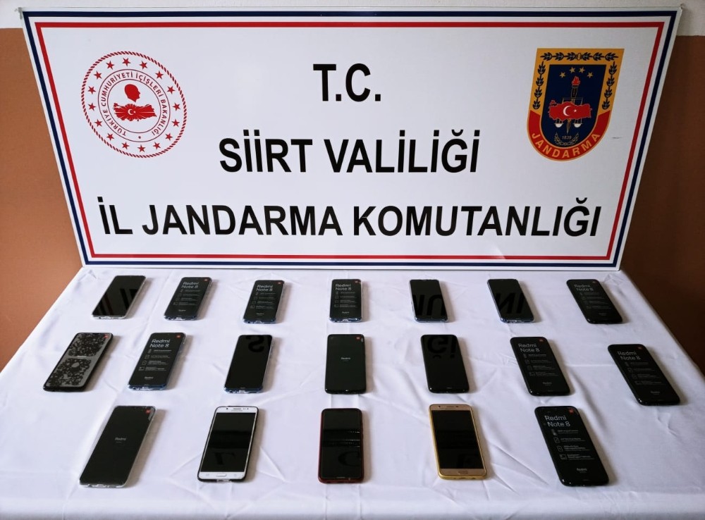 Siirt’te 16 adet kaçak cep telefonu ele geçirildi 