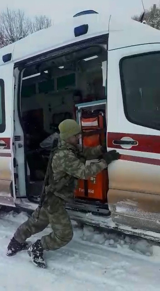 Siirt’te ambulans kara saplandı, yardıma Mehmetçik koştu 